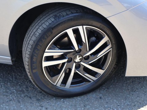 Peugeot 208 1.2 PureTech Allure Premium + EAT Euro 6 (s/s) 5dr 29
