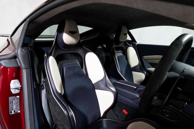 Aston Martin Vantage V12. 1 OF 333. OVER £45K IN OPTIONS. LIGHTWEIGHT PACKAGE. LIVERY PACKAGE. 2