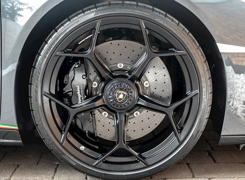Lamborghini Huracan LP640-4 Performante 10