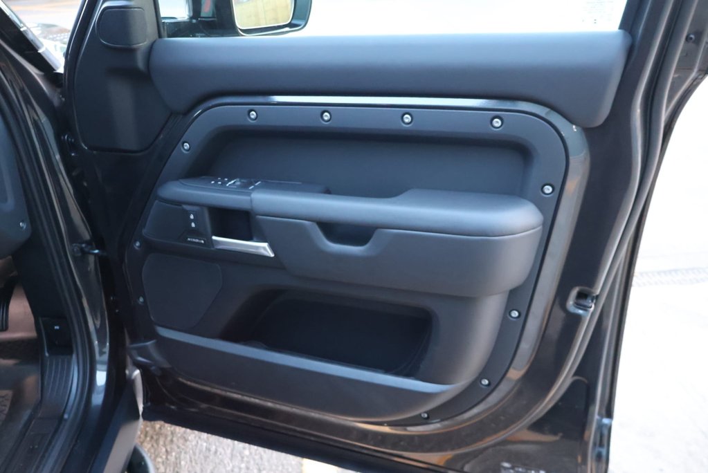 Land Rover Defender 110 2026  MODEL D350 HARD TOP X-DYNAMIC HSE SEEKER STYLED  REAR GENUINE SEATS 13