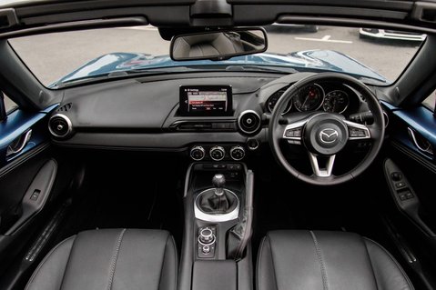Mazda MX-5 SPORT 3