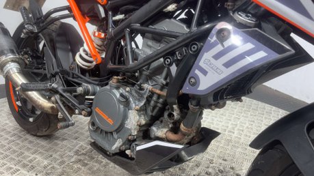 KTM Duke 2018 26K RUNNING PROJECT BIKE SPARES OR REPAIR 125CC NAKED 23