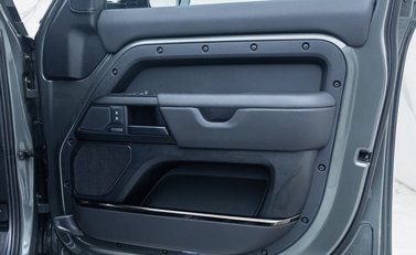 Land Rover Defender OCTA EDITION ONE 34