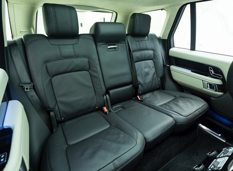 Land Rover Range Rover D300 Westminster Black Edition 12