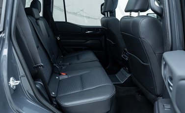 Toyota Land Cruiser Invincible 19