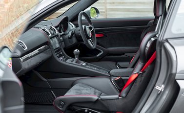 Porsche Cayman GT4 13