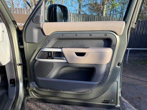 Land Rover Defender HSE MHEV 18