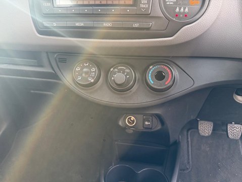 Toyota Yaris 1.0 VVT-i Active Euro 5 3dr 21