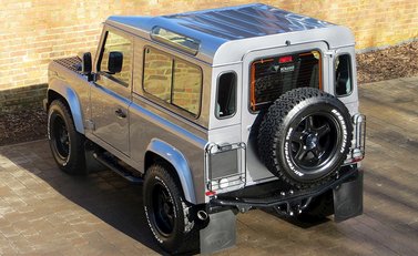 Land Rover Defender 90 XS 8