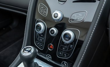 Aston Martin V12 Vantage S Roadster 24