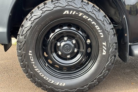 Toyota Hilux Active 4WD D-4D DCB Utility Service Body - Uprated to 3.5t 37