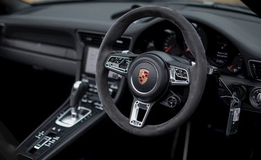 Porsche 911 Targa 4 GTS (991.2) 13