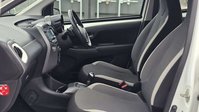 Toyota Aygo 1.0 VVT-i x-play Hatchback 5dr Petrol x-shift Euro 6 (Safety Sense) (71 ps) 31