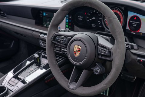 Porsche 911 Targa 4 GTS PDK 12