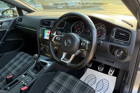 Volkswagen Golf GTD - PANORAMIC ROOF - ACC - SPORT AND SOUND PACK - CARPLAY 34