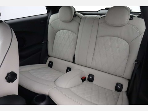 Mini Hatch 1.5 Cooper Exclusive Auto 3dr 25