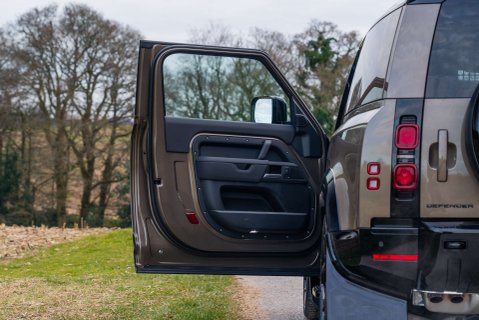 Land Rover Defender D250 X-Dynamic SE HardTop Obsidian WildTrak 7