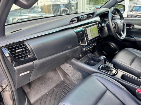 Toyota Hilux INVINCIBLE X 4WD D-4D DCB 18