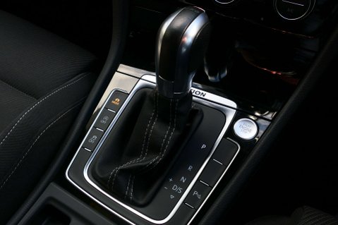 Volkswagen Golf 2.0 Golf R TSi 4Motion Semi-Auto 4WD 5dr 28