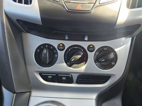 Ford Focus 1.6 Zetec Hatchback 5dr Petrol Manual Euro 5 (125 ps) 22