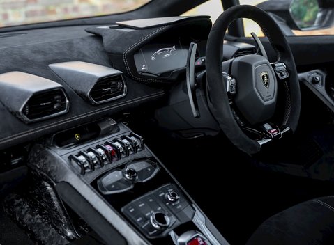 Lamborghini Huracan LP640-4 Performante 13