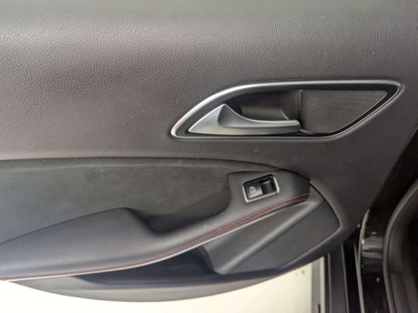 Mercedes-Benz GLA 2.1 GLA 200 D AMG Line Auto 5dr 44
