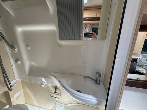 Auto-Sleepers Kingham 2 Berth|2 Belts|French Bed|Shower|Toilet|Wifi Capability|Vanlux 19