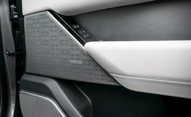 Land Rover Range Rover Velar R-Dynamic HSE Urban 18