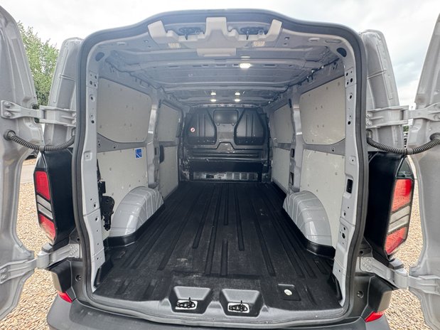 Ford Transit Custom SWB L1H1 [SOLD CM] Low Roof Trail 320 Air Con Alloys Sensors EURO 6 9