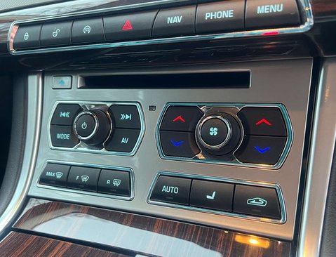 Jaguar XF 2.2d Portfolio Saloon 4dr Diesel Auto Euro 5 (s/s) (200 ps) 30