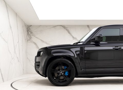 Land Rover Defender 110 V8 Bond Edition 29