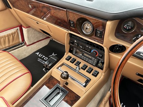 Aston Martin V8 VOLANTE 70