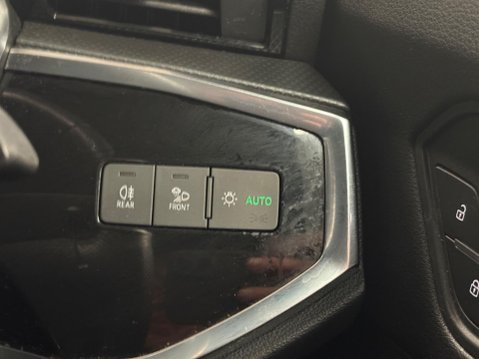 Audi Q3 1.5 TFSI CoD 35 S line S Tronic Euro 6 (s/s) 5dr 16