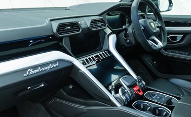 Lamborghini Urus 12