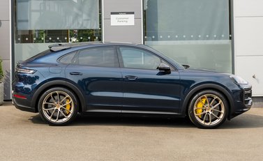Porsche Cayenne TURBO E-HYBRID Coupe with GT Package 3
