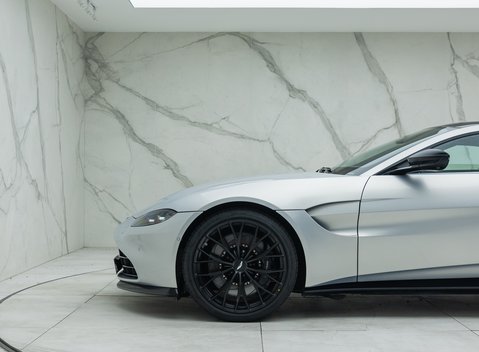 Aston Martin V8 Vantage 30