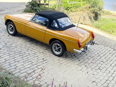 MG B ROADSTER 16
