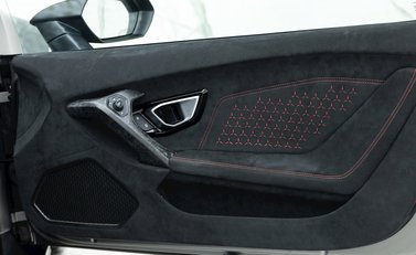 Lamborghini Huracan LP640-4 Performante 17