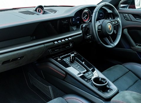 Porsche 911 Carrera 4 GTS (992) 12