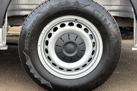 Volkswagen Crafter CR35 177 ps Tdi L2 H2 Trendline DSG Panel Van 32