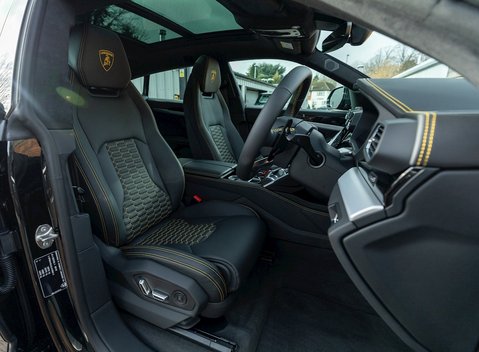 Lamborghini Urus 12