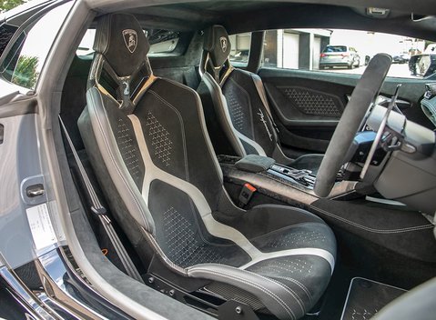 Lamborghini Huracan LP640-4 Performante 12