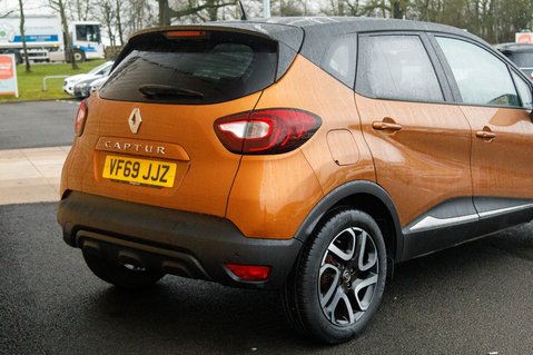 Renault Captur ICONIC TCE 8