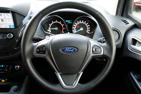 Ford Tourneo Courier TITANIUM 18