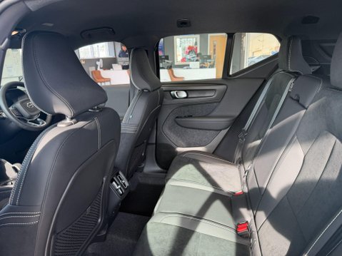 Volvo XC40 2.0 B4 MHEV Plus Dark DCT Auto Euro 6 (s/s) 5dr 11