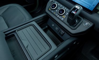 Land Rover Defender 110 D300 75TH LIMITED EDITION 22