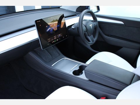 Tesla Model Y LONG RANGE 11