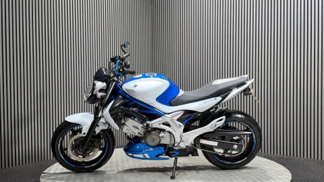 Suzuki Gladius 650 2010 ONLY 26K SV650 MOTOR MOT 08/27 SERVICED A2 650CC 4