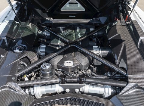 Lamborghini Aventador LP700-4 Roadster 35