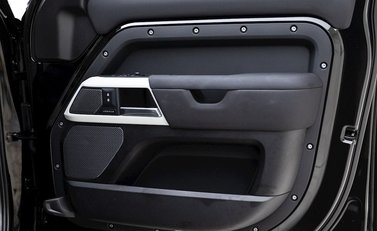 Land Rover Defender 110 SE D250 Urban 20